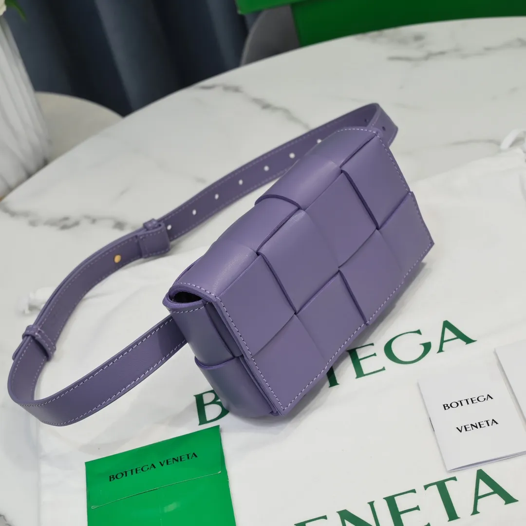 #𝐓𝐇𝐄 𝐁𝐄𝐋𝐓 𝐂𝐀𝐒𝐒𝐄𝐓𝐓𝐄 Checkered waist bag🔻 The hot cassette has a new style. The lambskin material is very light and has the same high-grade touch as always. It can be used as a handbag, waist bag, crossbody, or shoulder bag. Small and exquisite but very easy to use, it is stress-free to install iPhone plus, 💄lipstick 🕶️sunglasses! It continues the square shape of the cassette bag and does not deform after loading. It has a very concave shape! 【6815#】 Size: 17.5*9.5*5cm